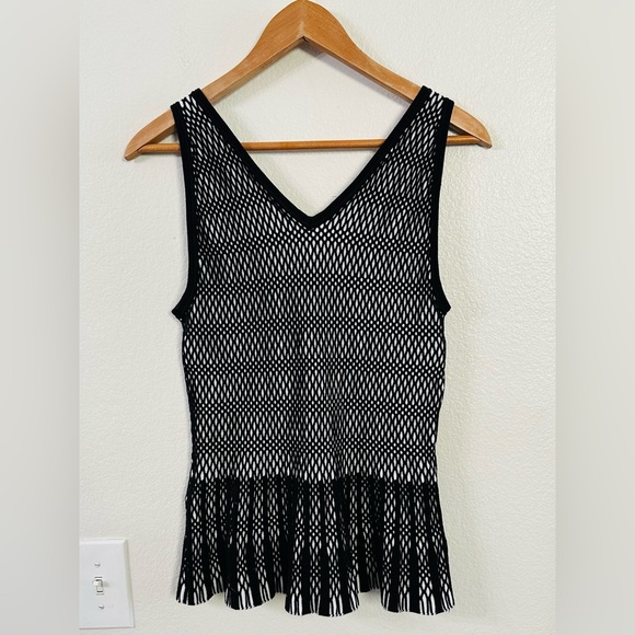 White House Black Market Black & White Sweater V Neck Tank size Medium - Picture 9 of 10